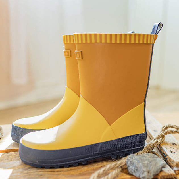 Hatley yellow hot sale rain boots