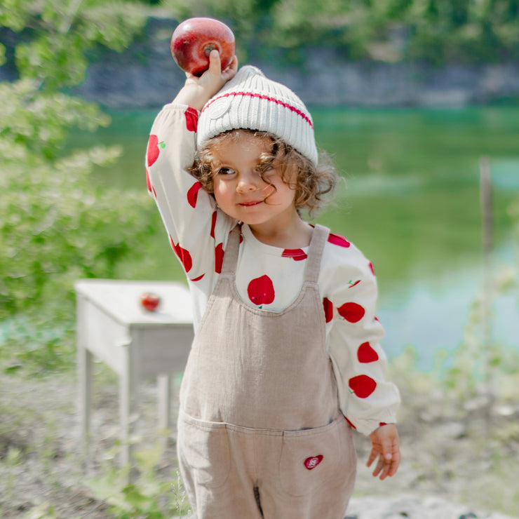 T-shirt crème manches longues à motif de pommes rouges en jersey extensible, bébé || Cream t-shirt with long sleeves and red apples print in stretch jersey, baby