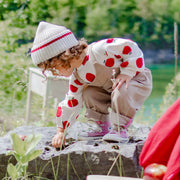 T-shirt crème manches longues à motif de pommes rouges en jersey extensible, bébé || Cream t-shirt with long sleeves and red apples print in stretch jersey, baby