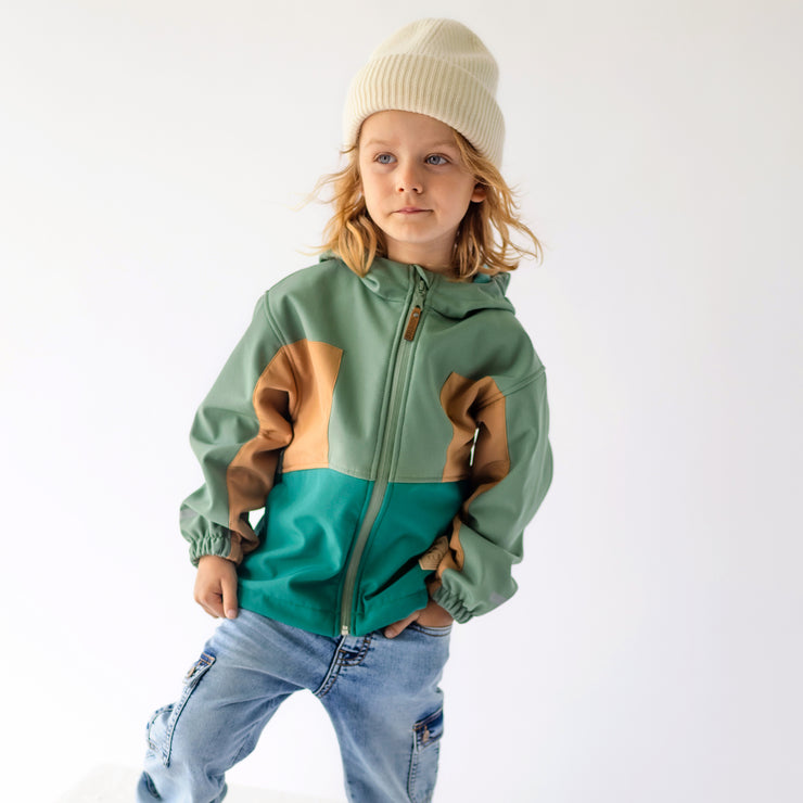 Manteau vert sauge à capuchon en coquille souple, enfant || Sage green hooded coat in soft shell, child