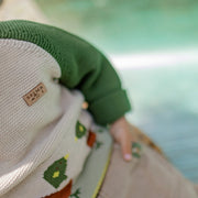 Chandail de maille vert à motifs jacquard de canards, bébé || Green knit sweater with duck jacquard pattern, baby