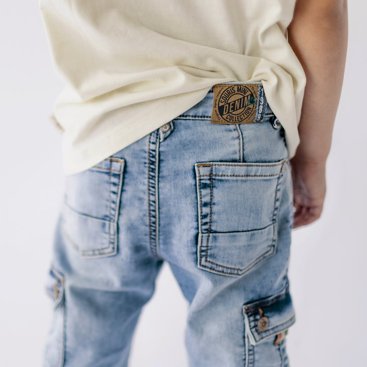 Pantalon coupe régulière avec poche cargo en denim extensible, bleu pâle, enfant || Regular-fit pants with cargo pockets in light blue stretch denim, child