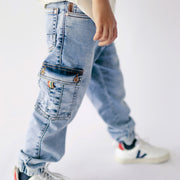 Pantalon coupe régulière avec poche cargo en denim extensible, bleu pâle, enfant || Regular-fit pants with cargo pockets in light blue stretch denim, child