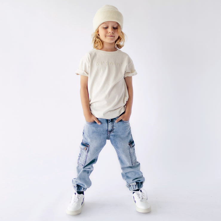 Pantalon coupe régulière avec poche cargo en denim extensible, bleu pâle, enfant || Regular-fit pants with cargo pockets in light blue stretch denim, child