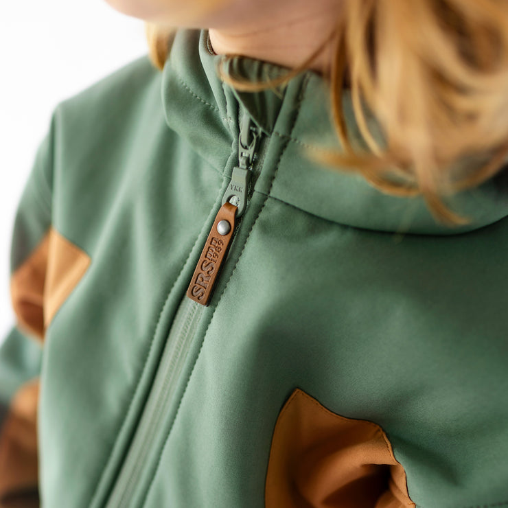 Manteau vert sauge à capuchon en coquille souple, enfant || Sage green hooded coat in soft shell, child