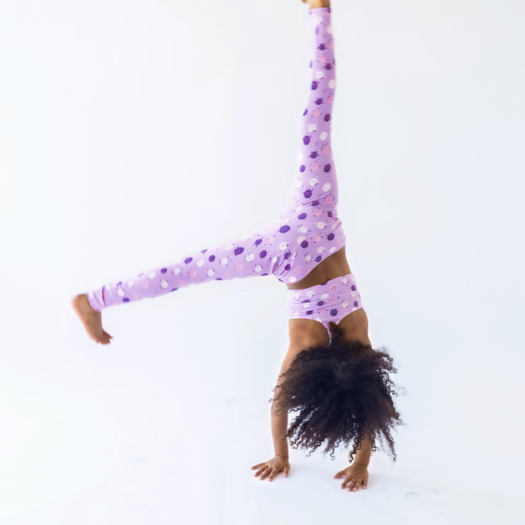 Camisole de sport lilas avec bretelles croisées en tissu extensible, enfant || Lilac sports tank top with thin crossed straps in stretch fabric, child