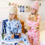 Pyjama une pièce rose à motifs en douce peluche, enfant || Pink one-piece pajamas with all over print in soft plush, child