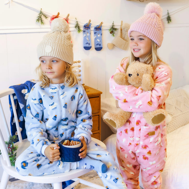 Pyjama une pièce bleu à motifs en douce peluche, enfant || Blue one-piece pajamas with all over print in soft plush, child