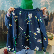 Couvre-tout marine à motif de matériels d'artiste, enfant || Navy smock with art supplies all over print, child