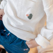 T-shirt à manches longues crème avec col henley en coton gaufré, enfant || Cream long sleeved t-shirt with henley collar in waffled cotton, child