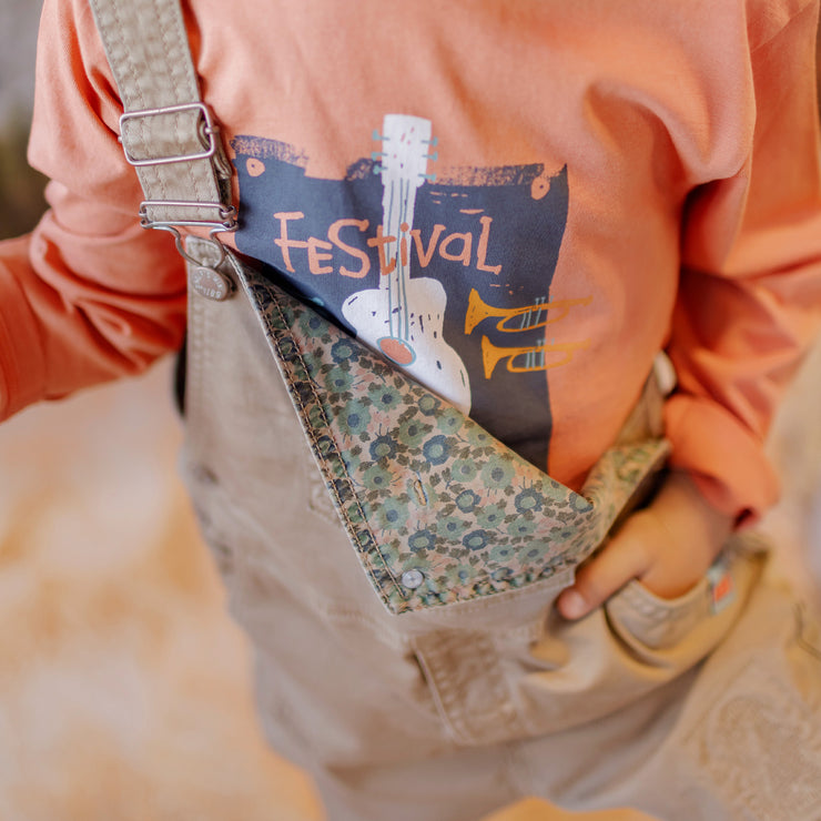 T-shirt à manches longues orange avec illustration de musique en jersey, enfant || Orange long-sleeved t-shirt with dogs in jersey, child