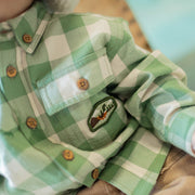 Chemise cache-couche verte et crème à carreaux en flanelle brossée, naissance || Green and cream plaid bodysuit shirt in brushed flannel, newborn