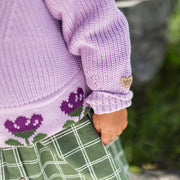 Chandail de maille lilas avec motif dans la maille et jacquard de tulipes, bébé || Lilac knitted sweater with pattern in knit and tulip jacquard, baby