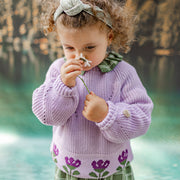 Chandail de maille lilas avec motif dans la maille et jacquard de tulipes, bébé || Lilac knitted sweater with pattern in knit and tulip jacquard, baby