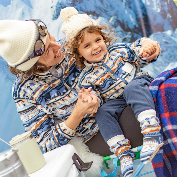 Veste en polar bleue à motifs hivernaux, bébé || Blue patterned vest in fleece, baby