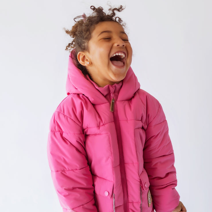 Manteau doudoune rose à col montant avec capuchon en nylon, enfant || Pink puffer coat with high collar and hood in nylon, child