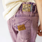 Pantalon mauve coupe ample en denim extensible, enfant || Purple wide fit stretch denim pants, child