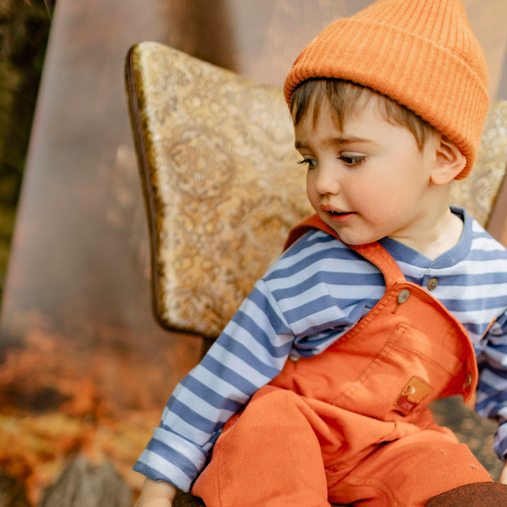 Salopette longue coupe décontractée en denim coloré orange brûlé, bébé || Long relaxed overalls in burnt orange denim, baby