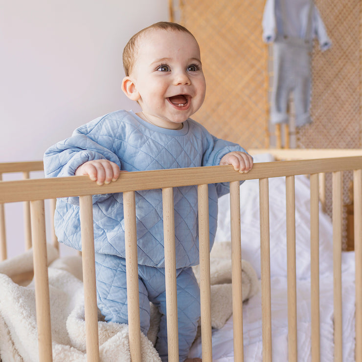 Pantalon bleu pâle en jersey matelassé, naissance || Light blue pants in quilted jersey, newborn