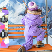 Habit de neige une-pièce mauve à motifs avec capuchon à fausse fourrure, enfant || Purple one-piece snowsuit with all over print and faux fur hood, child