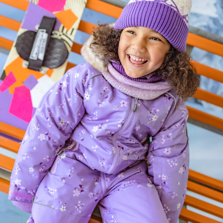 Habit de neige une-pièce mauve à motifs avec capuchon à fausse fourrure, enfant || Purple one-piece snowsuit with all over print and faux fur hood, child