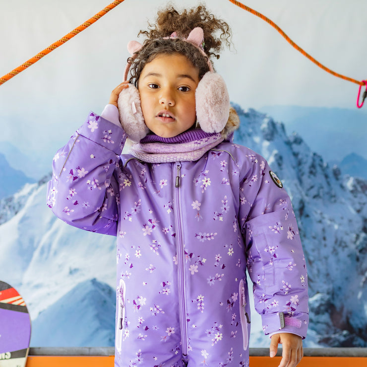 Habit de neige une-pièce mauve à motifs avec capuchon à fausse fourrure, enfant || Purple one-piece snowsuit with all over print and faux fur hood, child