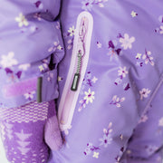 Habit de neige une-pièce mauve à motifs avec capuchon à fausse fourrure, enfant || Purple one-piece snowsuit with all over print and faux fur hood, child