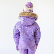 Habit de neige une-pièce mauve à motifs avec capuchon à fausse fourrure, enfant || Purple one-piece snowsuit with all over print and faux fur hood, child