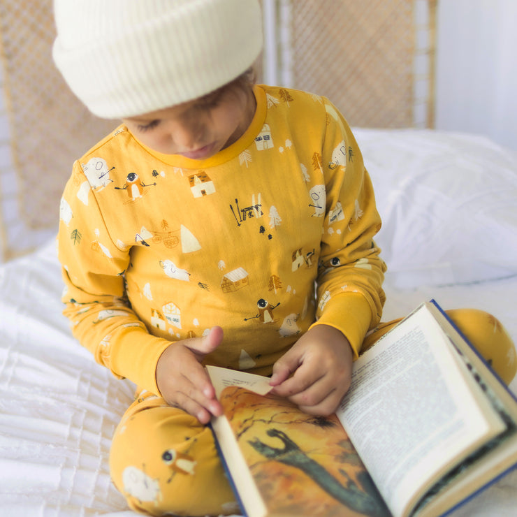 Pyjama deux pièces jaune avec motifs en jersey, enfant || Yellow two piece pajamas with all over prints in jersey, child