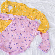 Cache-couche jaune à manches longues à motifs de pingouins, bébé || Long-sleeved yellow bodysuit with penguin all over print, baby