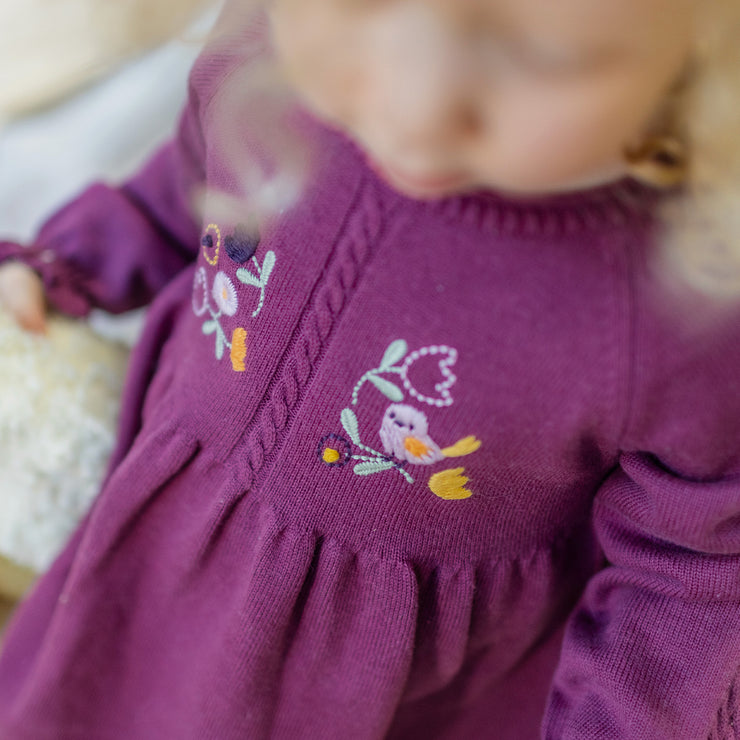 Robe de maille mauve foncé avec broderies, bébé || Dark purple knit dress with embroidery, baby