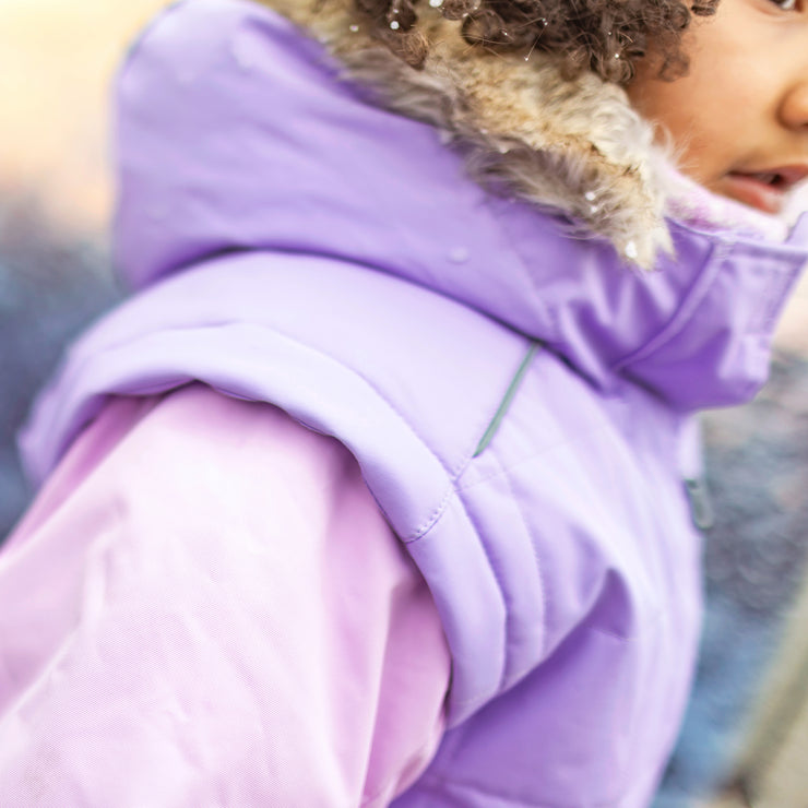 Habit de neige deux pièces mauve et bleu-mauve avec bloc de couleur rose, enfant || Two-piece purple and blue-purple snowsuit with pink color block, child