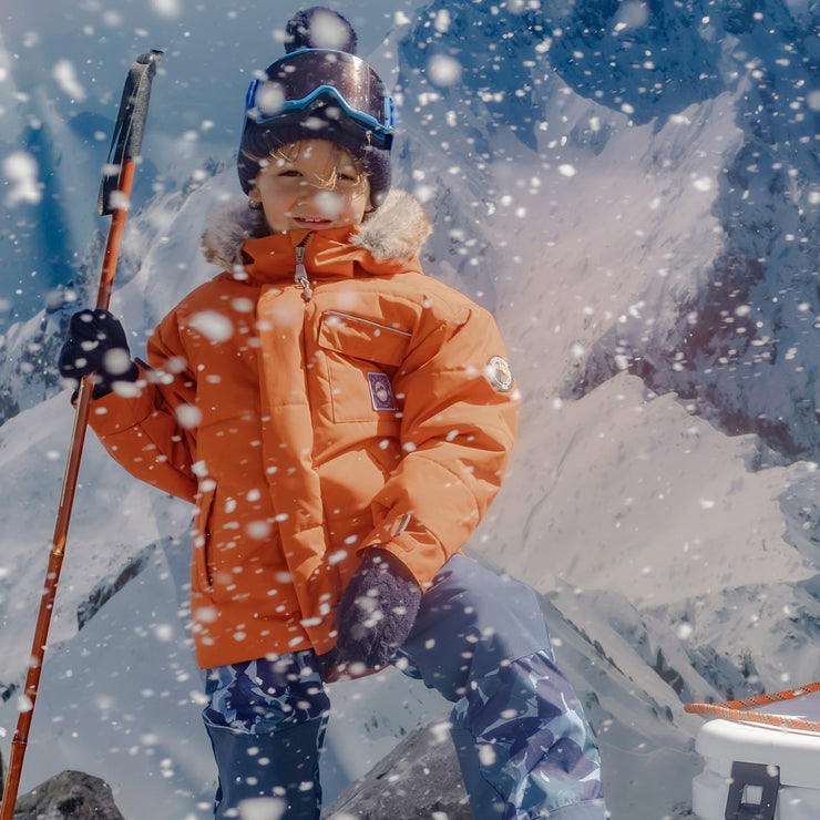 Habit de neige deux pièces orange brulé et bleu à motifs, enfant || Two-piece burnt orange and blue snowsuit with all over print, child