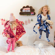 Robe de chambre bleue à motif automnal en peluche, enfant || Blue dressing gown with autumnal all over print in plush, enfant