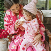 Pyjama deux pièces rose à motif automnal en peluche, bébé || Pink two piece pajamas with autumnal all over print in plush, baby