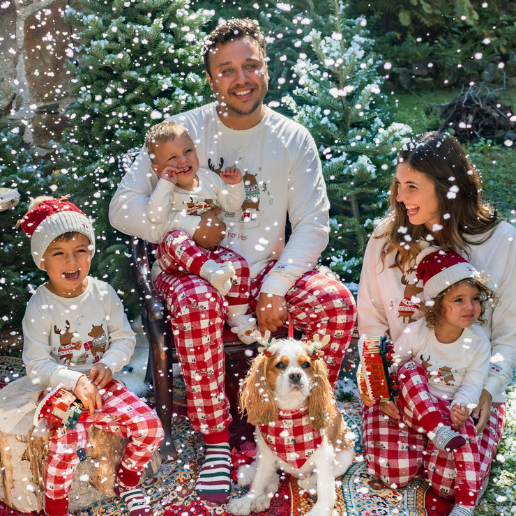 Pyjama deux pièces crème en jersey à motifs des fêtes et carreaux, enfant || Cream and red two piece pajamas in jersey with holiday all over print and plaid, child