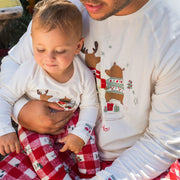 Pyjama deux pièces crème en jersey à motifs des fêtes et carreaux, bébé || Cream and red two piece pajamas in jersey with holiday all over print and plaid, baby