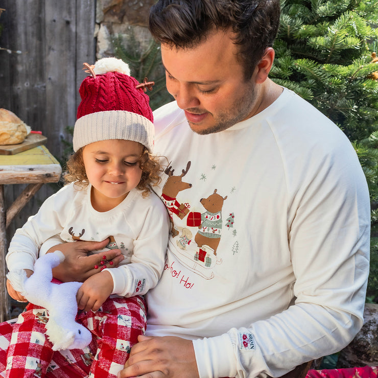 Haut de pyjama crème en jersey à imprimé des fêtes, adulte || Cream holiday pajama top in jersey with holiday print, adult