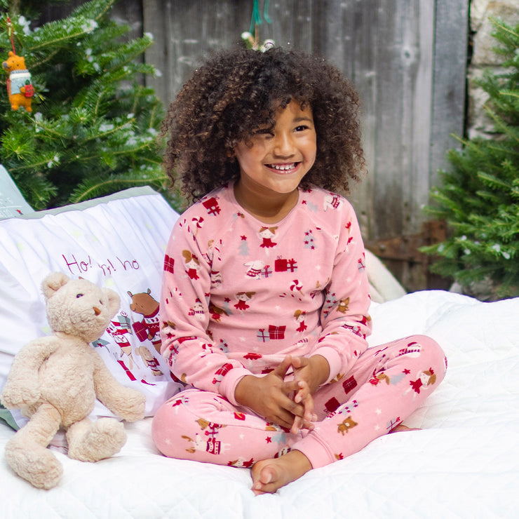 Pyjama deux pièces des fêtes rose en velours à motifs de ballerines, enfant || Pink two piece holiday pajamas with ballerina all over print, child