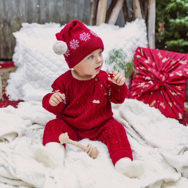 Bonnet rouge en maille torsadée avec pompon, naissance || Red hat in twisted knit with pompom, newborn