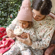 Pyjama des fêtes crème en jersey à motifs de rennes, bébé || Cream holiday pajamas in jersey with reindeer all over print, baby