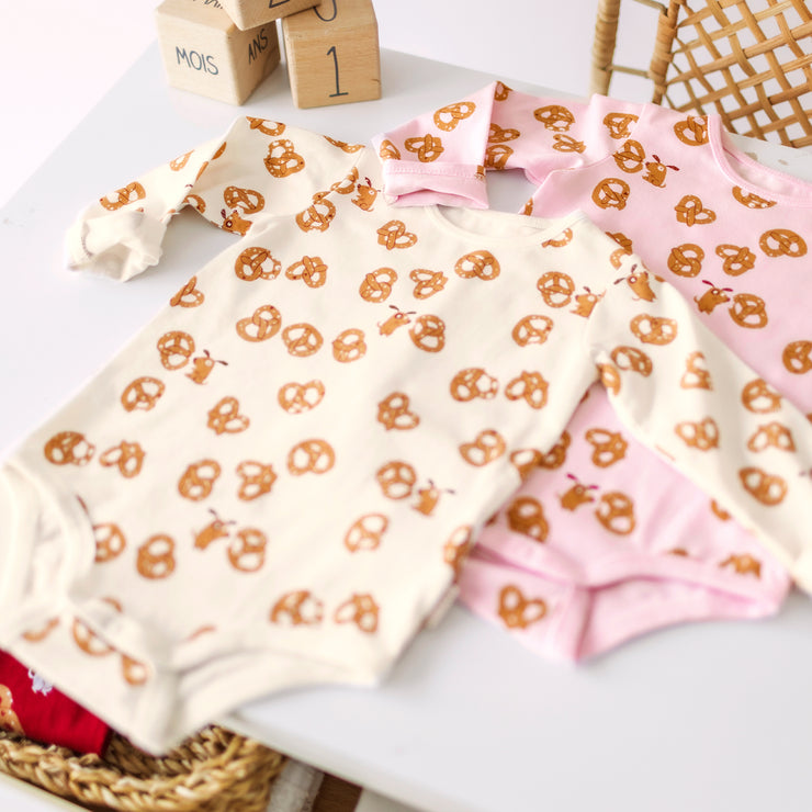 Cache-couche crème à motifs Saint-Valentin, bébé||Cream Valentine's Day bodysuit with all over print, baby