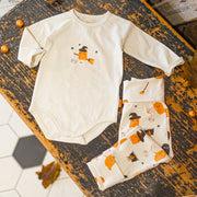 Cache-couche crème avec un imprimé d'Halloween phosphorescent en jersey extensible, bébé || Cream bodysuit with glow in the dark Halloween print in stretch jersey, baby