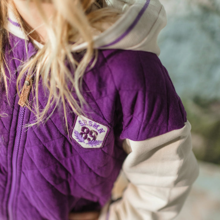 Blouson bomber matelassé à capuchon, mauve et crème, enfant || Quilted hooded bomber jacket, purple and cream, child