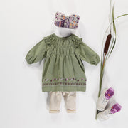 Robe vert olive avec fronces et broderies en corduroy, bébé || Olive green dress with gathers and embroidery in corduroy, baby