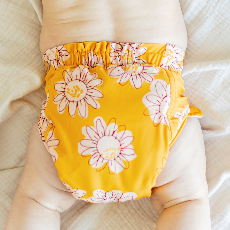 Couche réutilisable ultramince jaune à motif de fleurs, bébé || Ultra-thin yellow reusable diaper with flower all over print, baby