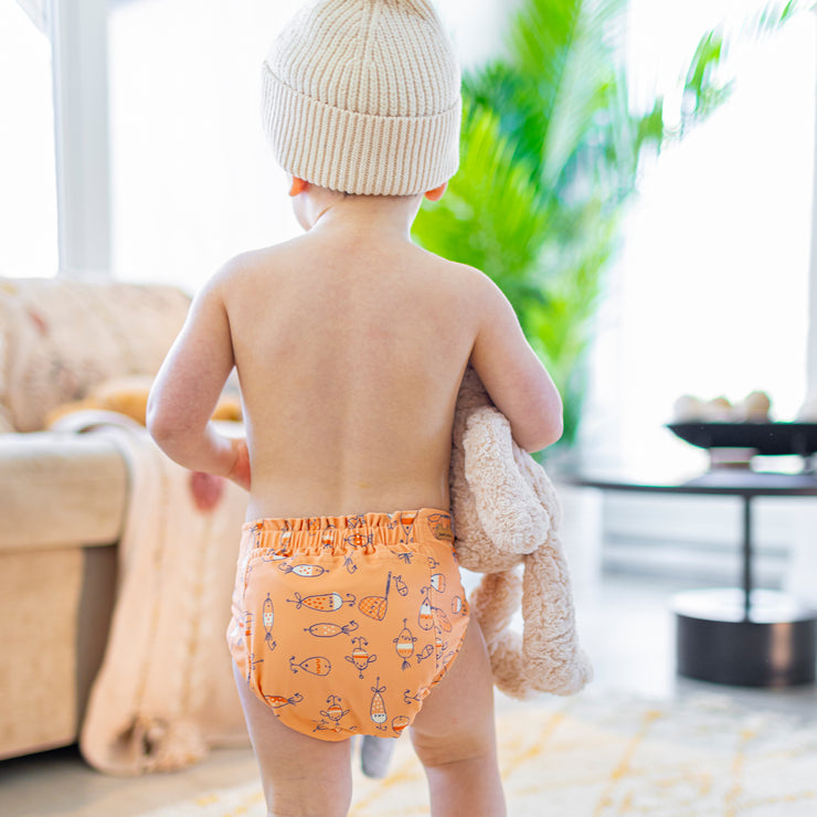 Couche réutilisable ultramince orange à motif de poissons, bébé || Ultra-thin orange reusable diaper with fish all over print, baby