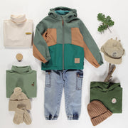 Manteau vert sauge à capuchon en coquille souple, enfant || Sage green hooded coat in soft shell, child