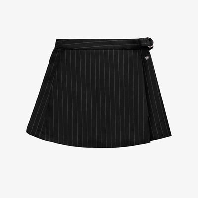 Jupe short noire et blanche à rayures en gabardine de coton, enfant || Black and white striped short skirt in cotton gabardine, child