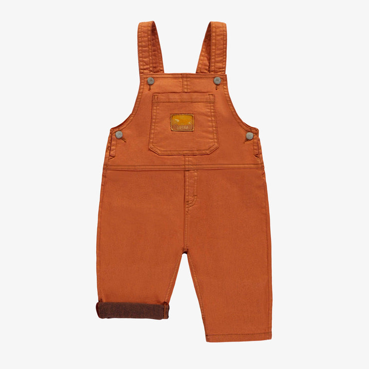 Salopette longue coupe décontractée en denim coloré orange brûlé, bébé || Long relaxed overalls in burnt orange denim, baby